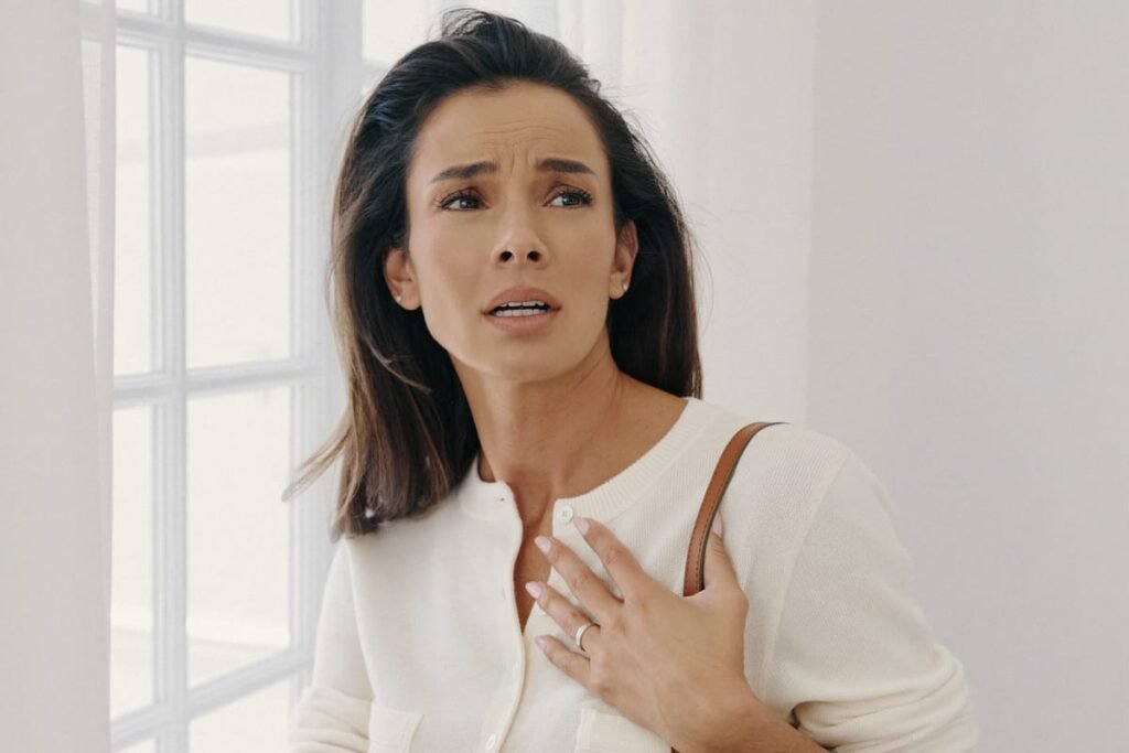 Mujer con ansiedad respirando profundo