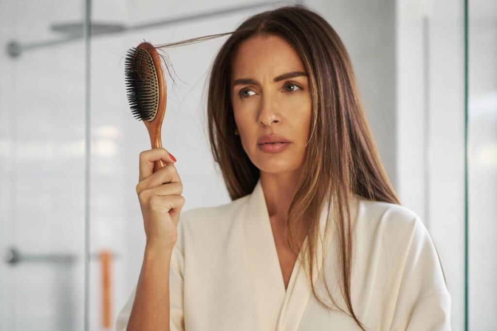 Mujer notando caída de cabello