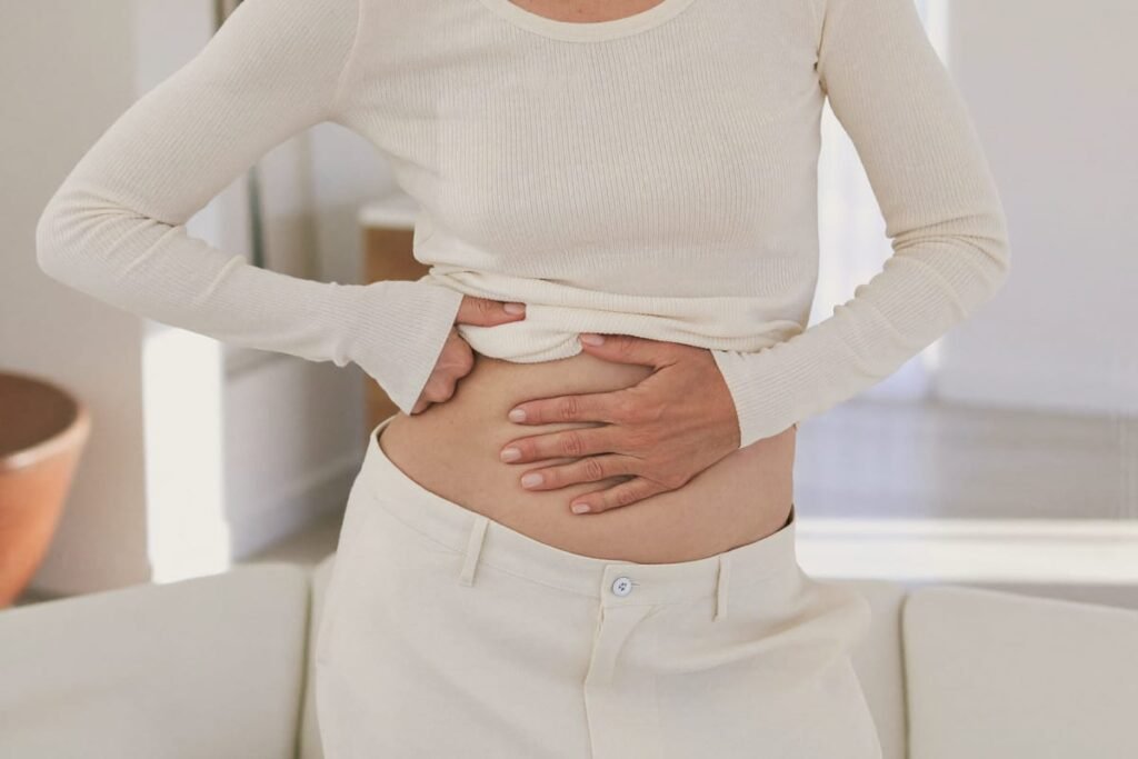 Mujer con inflamación abdominal