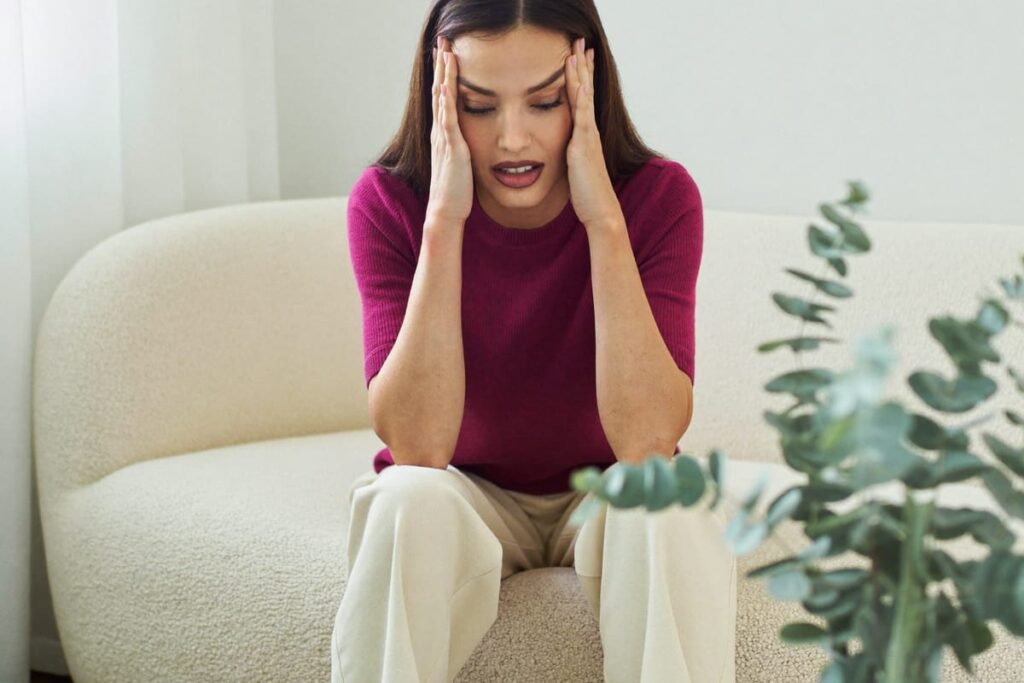 Mujer irritable en su día a día